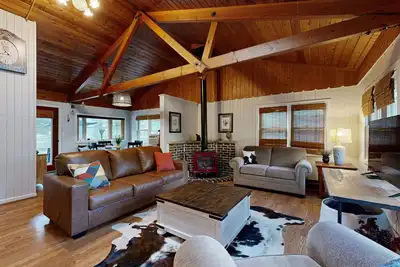 Image de Spacious house with free wifi, private W/D + near downtown