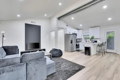 Image de Easy access to everything from this centrally located Home in Austin! \n