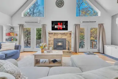 Image de Masthope Chalet | 4 Bdrm | Firepit & Kayaks | A/C