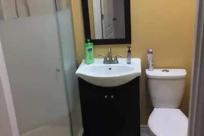 Image de Private Bedroom in Basement Suite