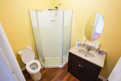 Image de Comfy and Spacious Room with Ensuite Bathroom!