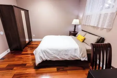 Image de Private Ensuite Room - 10 min drive to the U of A!