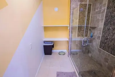 Image de Private Bedroom + Patio overlooking backyard!