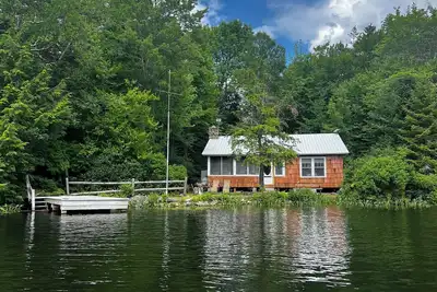 Image de Lake Armington charming Lakefront 3-bedroom cabin. No Cleaning/Pet Fees