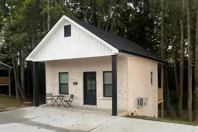 Charming 1-bedroom fish shack in Somerset with WiFi and Ac