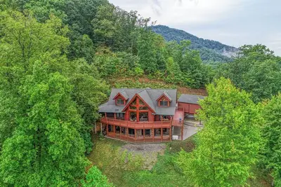 Image de Luxury 5000sqft 6 Acre Lodge with Views, Wildlife, 2 Game Rooms & Fast Internet!