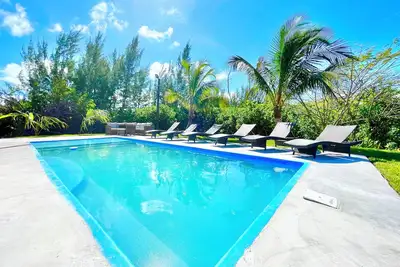 Image de 2 master suites w/ 2 separate living spaces w/ pool & private beach access
