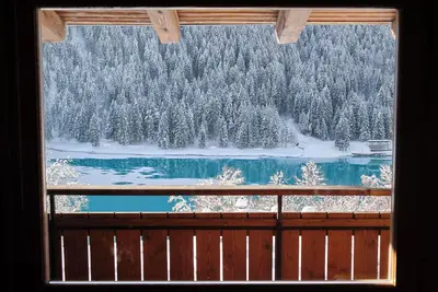 Image de Lake view attic room
