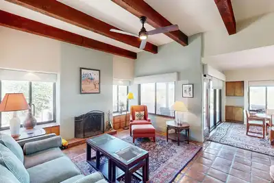 Image de Southwestern home with mountain views, grill, shared pool