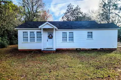 Charming 2-bedroom cottage with WiFi and Ac in serene Enterprise