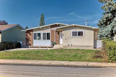 Image de Millwoods | Sleeps 8 | Newly Renovated | Ac | Near South Edmonton Common