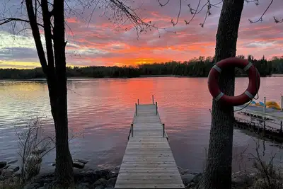 Image de Relaxing Dog Daze Cottage Retreat at the Lake Edge Cottages!