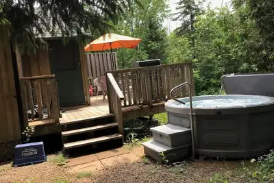 Image de Reigning Cats and Dogs Cottage Retreat at the Lake Edge Cottages!