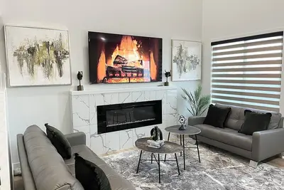 Image de Auggies Place: New Luxury Urban Retreat! Sleeps 7