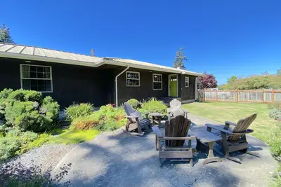 Image de North Shore Retreat: Private Beach Access, Tennis/Pickleball Court, Pets Welcome
