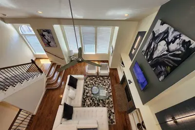 Image de 2 Homes  | Galleria | Private Jacuzzi | King Bed