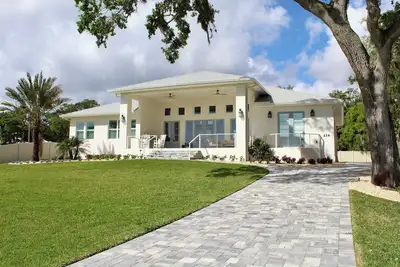 Image de Custom Built 2025 furnished Intercoastal view home. Designer & luxury finishes.
