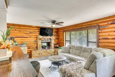 Image de Davis Cabin w/ Fire Pit: Close to Turner Falls!