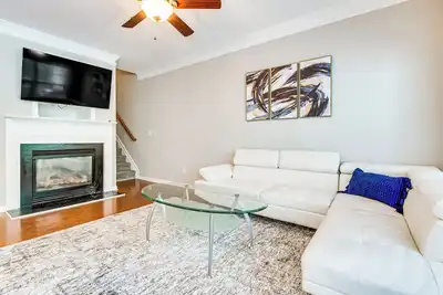 Image de 3 Mi to Avalon: Townhome w/ Balcony in Alpharetta!