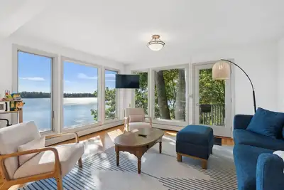 Image de Charming ocean-view cottage just 10 minutes from downtown Freeport shops