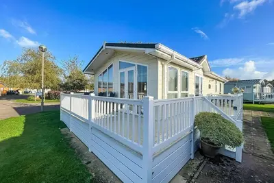 Image de Stunning lodge with decking at Hopton Holiday Park in Norfolk ref 80023w