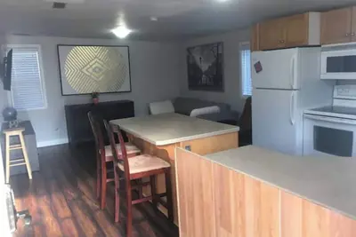 Image de Located Centrally - The Garden Suite!