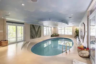 Image de Lakefront Masterpiece in the Heart of Huntsville - Indoor pool too!