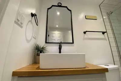 Image de The Madison - 2 Bdrm Stylish Apartment by Lrt! \n\n