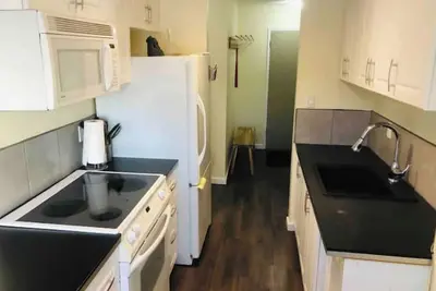 Image de Mid Century Dream Next to Public Transportation\n\n