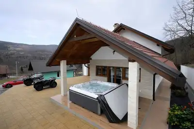 Image de Maison Krasno avec bain à remous et quads