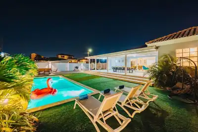 Image de Local Vibes Villa, Big Pool and Outdoor, 10 sleeps