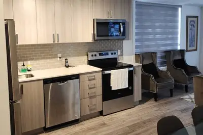 Image de Luxurious, Comfy, peaceful and located in the heart of Mississauga.