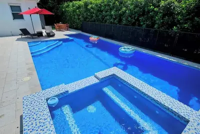 Image de Brickell Enclave / Sunny Retreat with pool