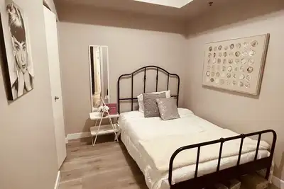 Image de Chic Entire 2 bedroom 1 bath condo + Gym + Free parking