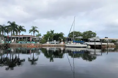 Image de 2/2 Canal Front w/10, 000 covered boat lift and floating dock.