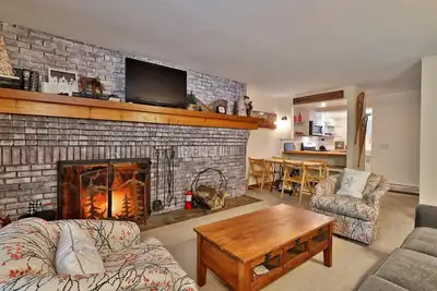 Image de Cozy 2 Br Ski On Ski Off Condo in Killington's Sunrise Mountain Village. Pool. Hot Tub.