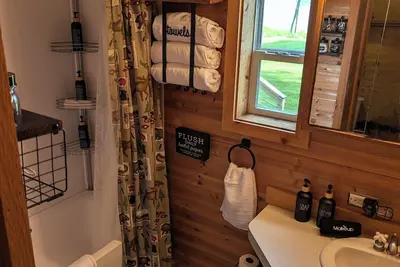 Image de Enjoy this spectacular view 2 bedroom 1 bath lakefront property w/ Ac and WiFi!