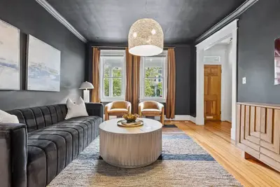 Image de 2 Mins from Metro - A Vibrant Old Town Xcape