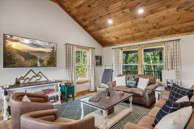 Image de Retreat: Central w/Sauna-Hot Tub