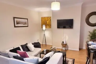 Image de Warrington - House - Sleeps 10 - Parking - Garden