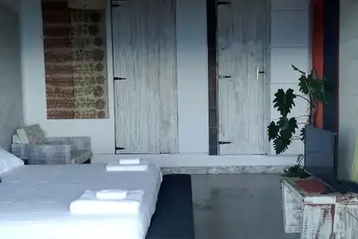 Image de 5 mins walk to the beach, restaurants, bars, dive centers, car rentals etc