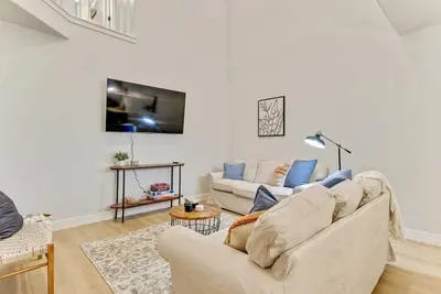 Image de Thanksgiving Point, Garage & FrontRunner Station!