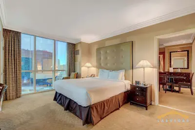 Image de Mgm Signature-17-801 1Br2Ba F1 Strip View Balcony