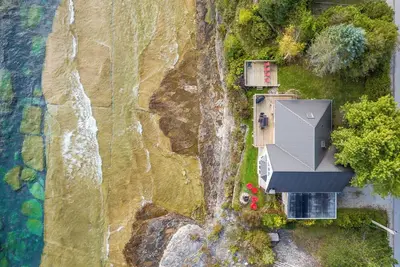 Image de Winter Waterfront Escape