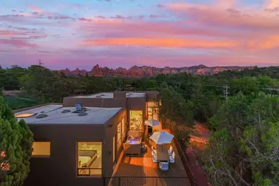 Image de Villa Vida - Hot Tub, Creek Access, Deck, Views