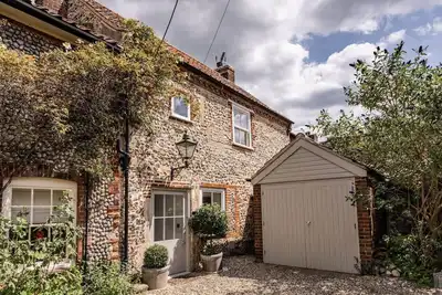 Image de A coastal retreat walking distance from the Quay!