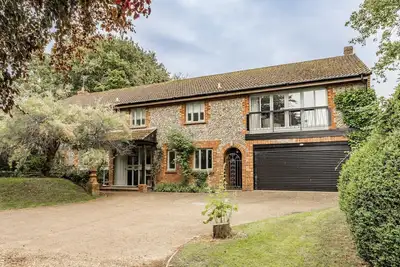 Image de A wonderfully styled family home in Blakeney