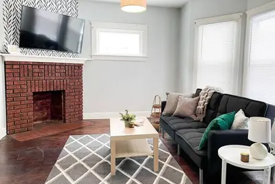 Image de Cleveland Basecamp – Room for 4 & Free Parking