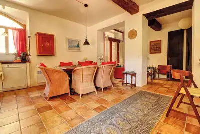 Image de Spacious easy access ground floor flat in Axat \"guest favourite\" on rival site.