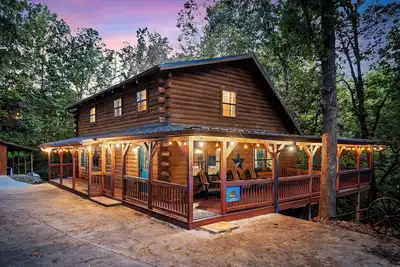 Image de Rustic Cabin w/Private Indoor Heated Pool, Hot Tub, FirePit, Free Attractions